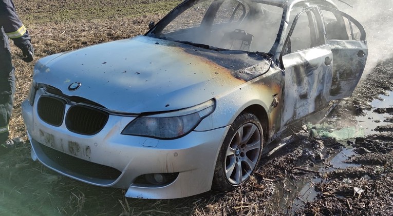 FOTO Kod Ludbrega u polju gorio BMW