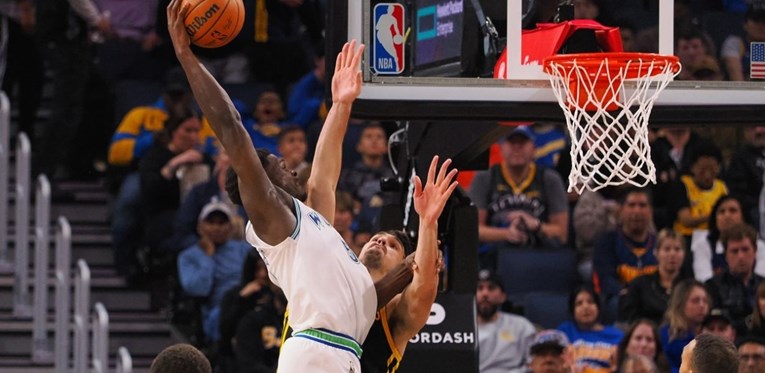 VIDEO Mladi superstar Minnesote kažnjen jer je zakucao preko Šarića pa mu se rugao