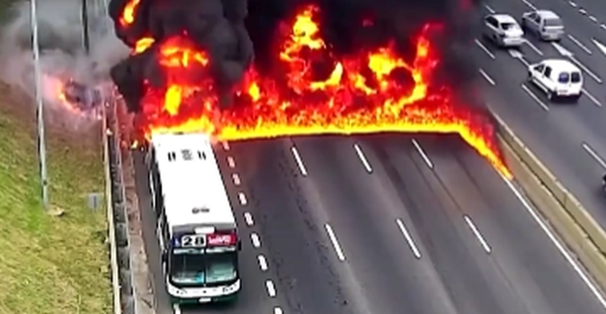 VIDEO Dramatična snimka iz Buenos Airesa. Bus gori, putnici bježe, gori i cesta