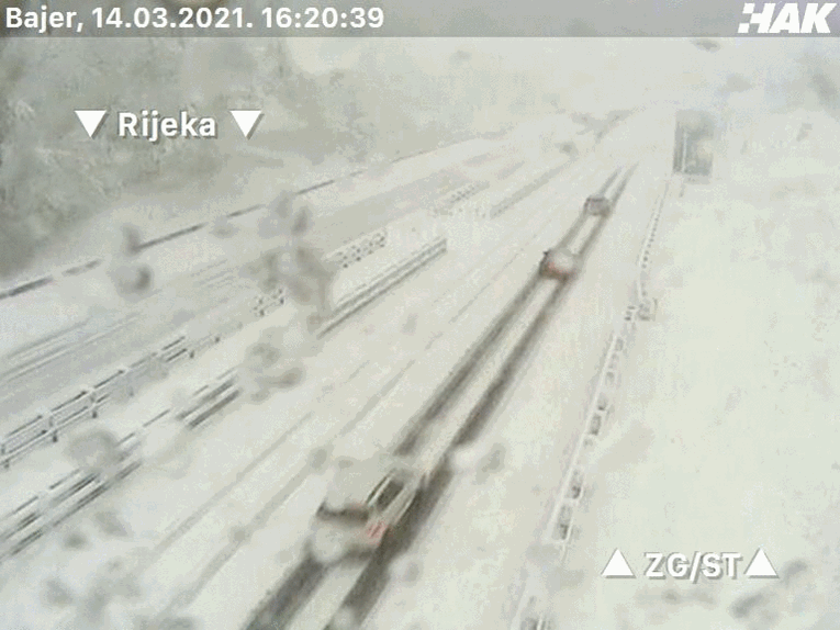 Autoceste zatrpane snijegom, od Rijeke prema Zagrebu dogodilo se više nesreća