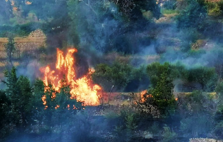 Buknuo požar kod Splita, blizu mjesta gdje je krenuo katastrofalni požar 2017.