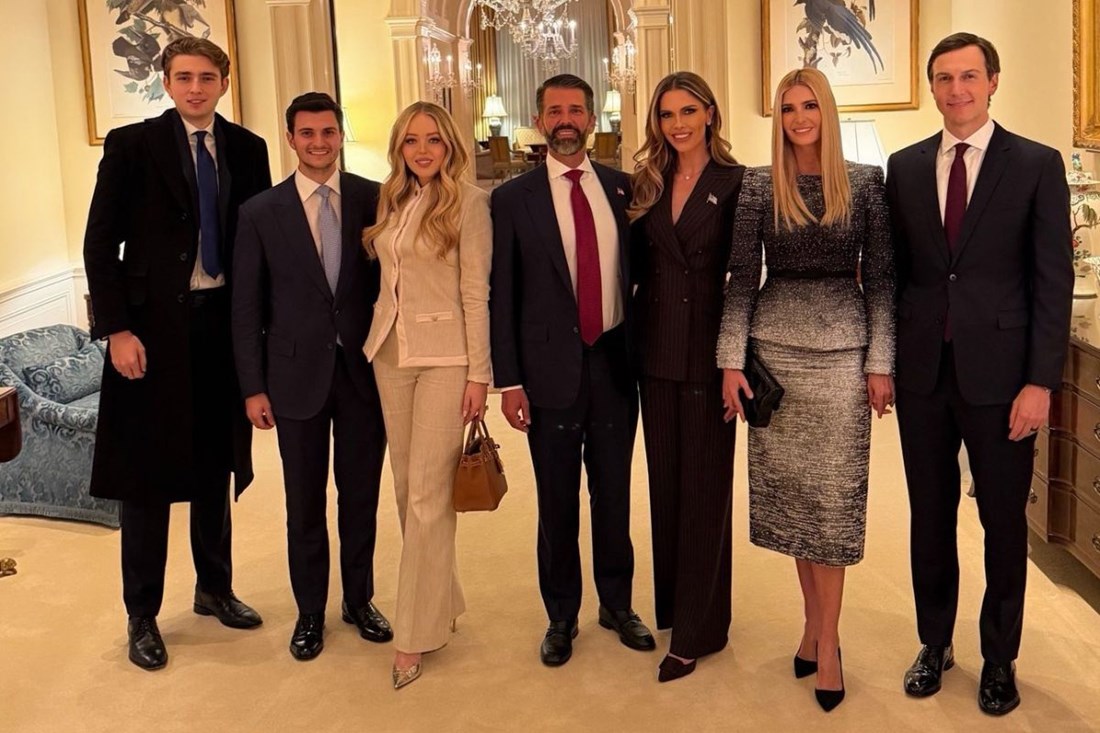 Fotka obitelji Trump postala viralna zbog Barronove visine: "Čime ga hranite?"