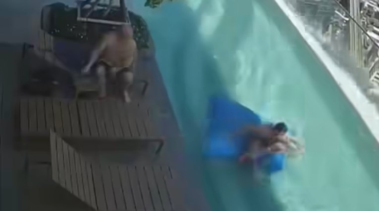 VIDEO Odmarali se u bazenu na vrhu zgrade u Bangkoku. Onda je udario razoran potres