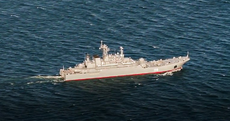 Veliki ruski desantni brod usidren uz obalu Njemačke. NATO poslao patrole