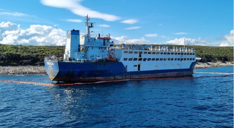 VIDEO Veliki brod u Istri nasukan 9 dana. Ministarstvo: Imamo plan za odsukavanje