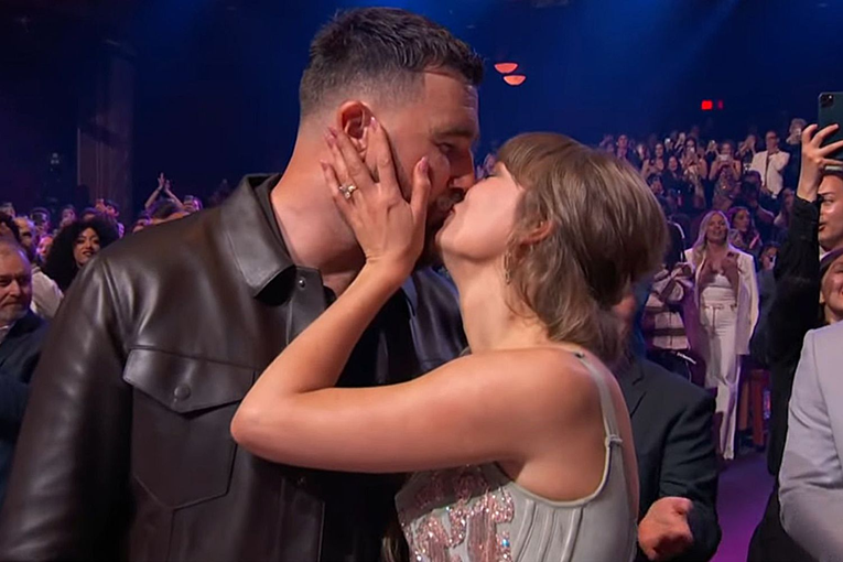 Taylor Swift slavila uz zaručnika Travisa Kelceja na dodjeli iHeartRadio nagrada