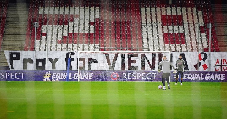 Na utakmici Lige prvaka osvanuo veliki transparent podrške žrtvama terora u Beču