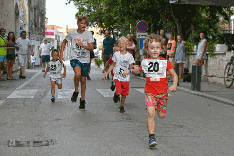 Makarsko trkačko čudo: Četverogodišnjak istrčao 10 kilometara za 64 minute