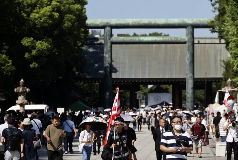 Japanski ministar posjetio kontroverzni hram, reagirala Južna Koreja