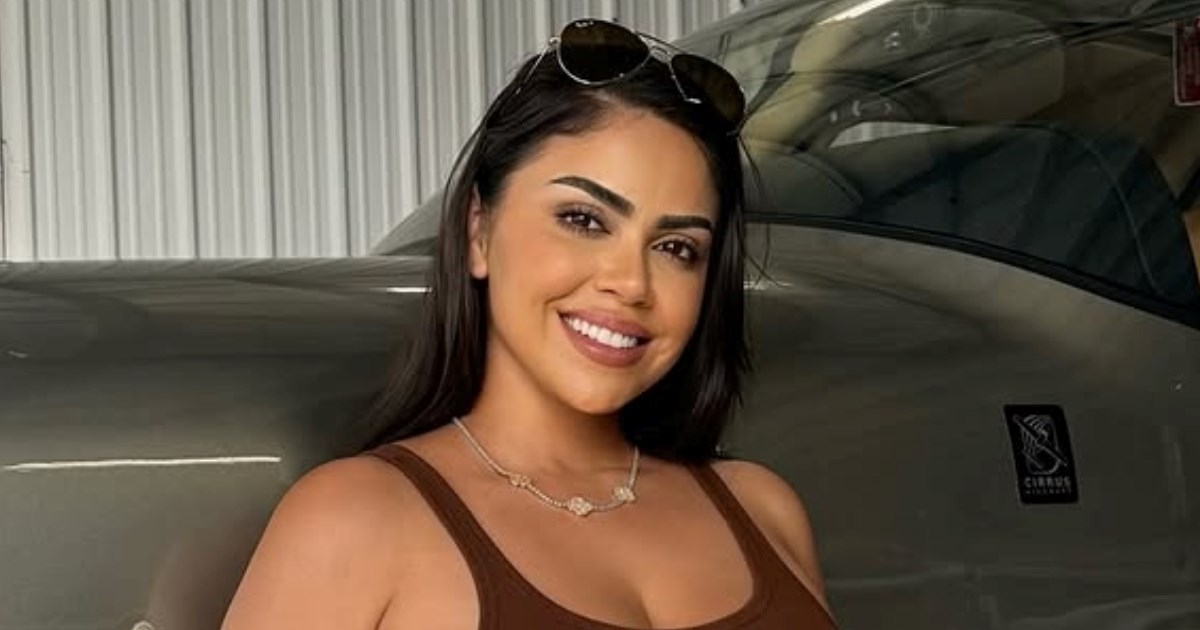 Glumi curu tipovima na obiteljskim večerama tijekom blagdana, izradila cjenik