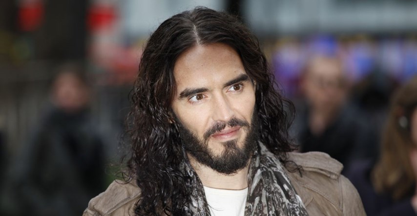 Russell Brand optužen je za silovanja, a i dalje zarađuje milijune od teorija zavjere