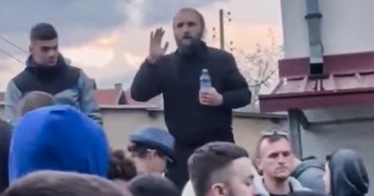 Svećenik u Kočanima smirivao bijesnu gomilu. "Pokopajmo djecu pa ćemo spaliti grad"