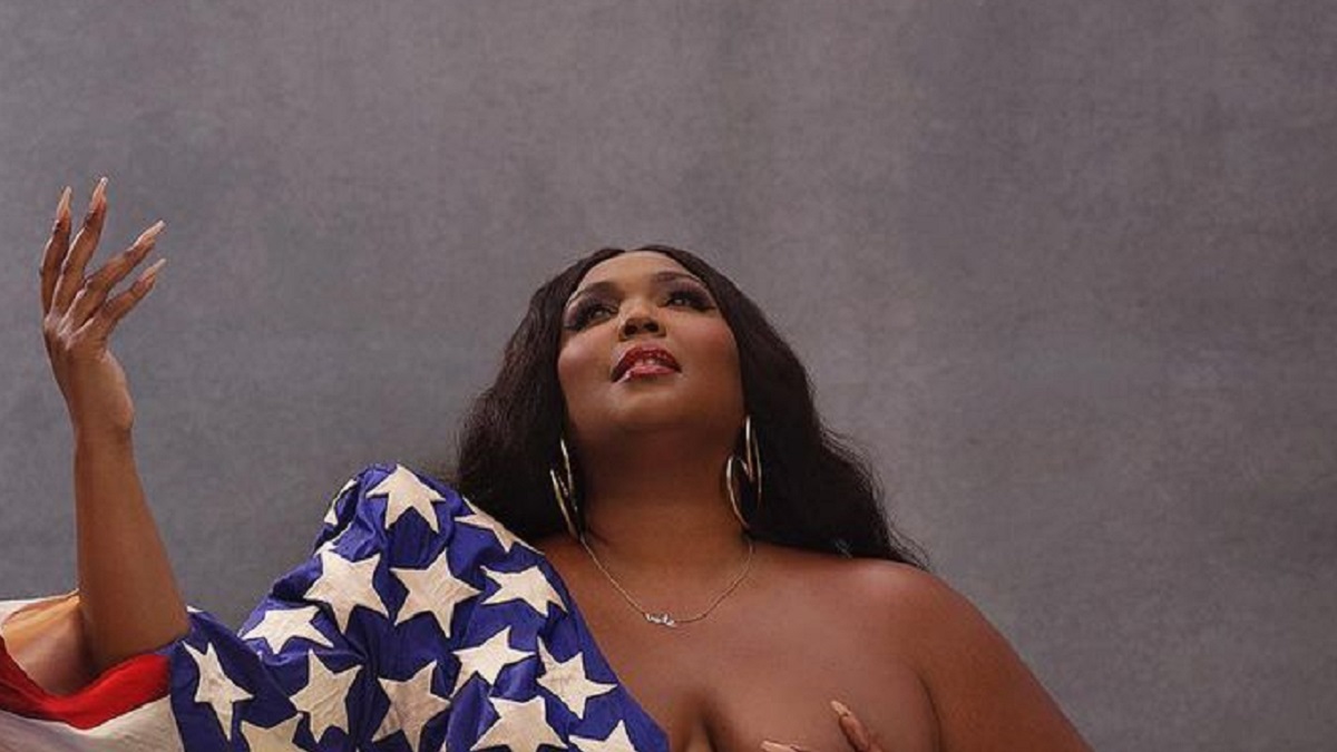 Lizzo pozirala potpuno gola i zaogrnuta zastavom: "Vjerujem u oporavak Amerike"