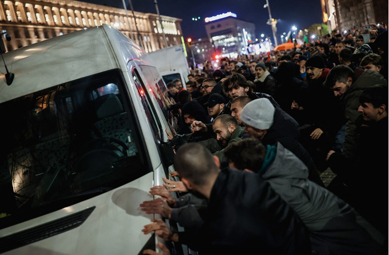 20.000 prosvjednika na ulicama Sofije. Formirali ljudski lanac oko parlamenta