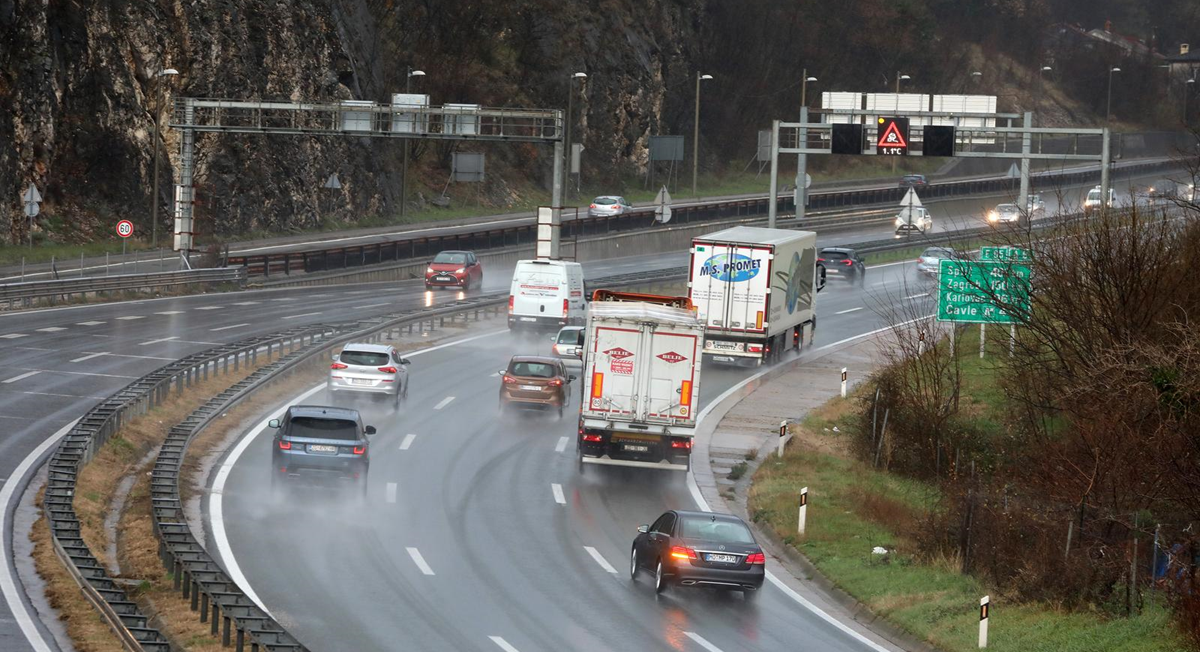 Kolnici mokri u većem dijelu zemlje. Prijete odroni i poplave na cestama