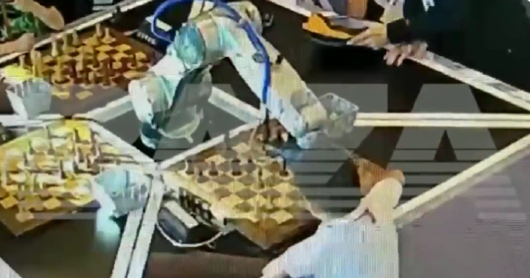 Robot slomio prst dječaku na šahovskom meču u Moskvi