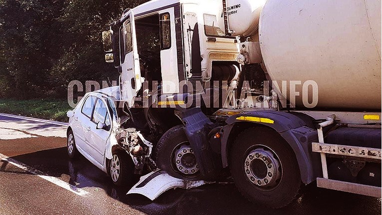 Beba i dvije žene poginule kod Sarajeva, autom podletjeli pod kamion