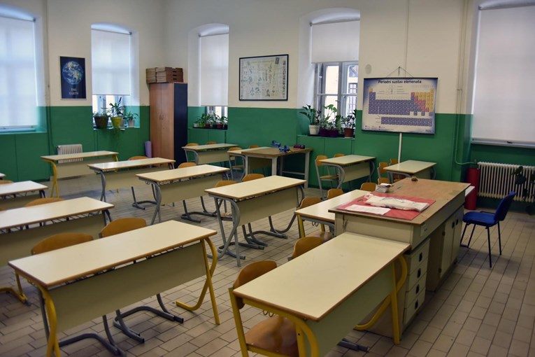 Profesor u križevačkoj školi optužen da je spolno uznemiravao četiri učenice
