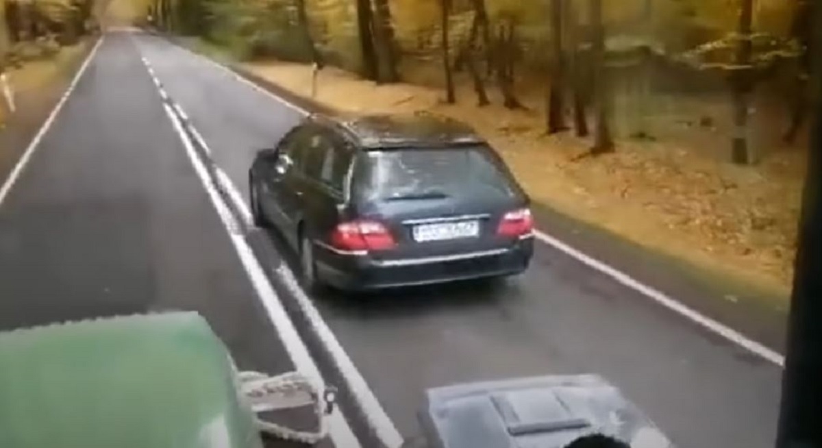 VIDEO U Mercedesu kočio ispred traktora, dobio što je zaslužio