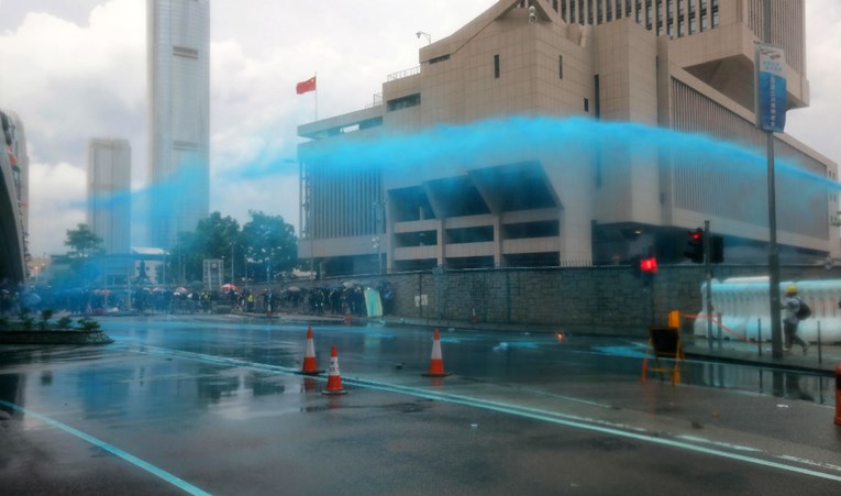 Policija u Hong Kongu koristi vodene topove s plavom vodom, evo zašto