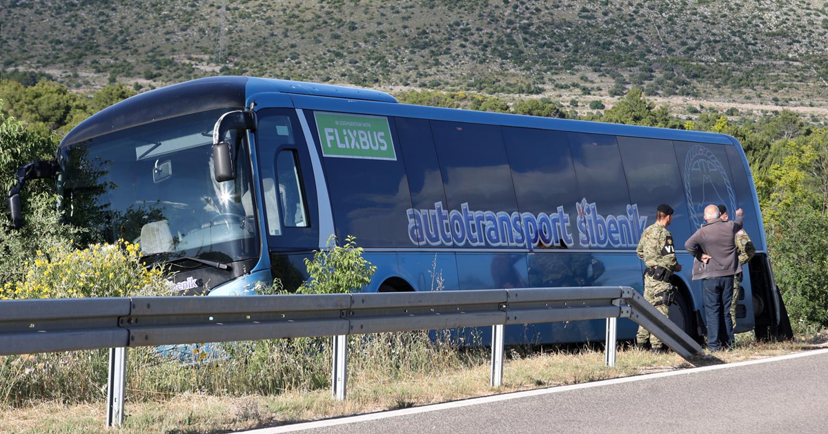 FOTO Sudarili se taksi i bus pun hrvatskih vojnika. Bus se zaustavio na rubu ponora
