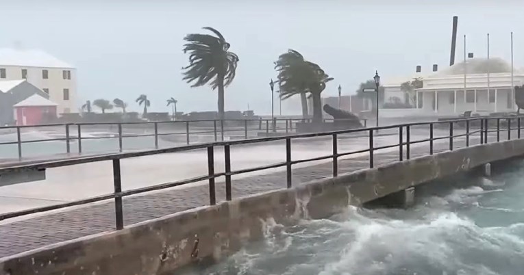 VIDEO Uragan pogodio Kanadu, pušu vjetrovi jačine do 150 km/h
