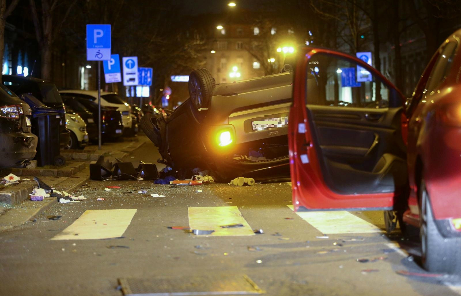 Nesreća u Zagrebu: Auto na krovu, letjeli dijelovi, 3 ozlijeđenih