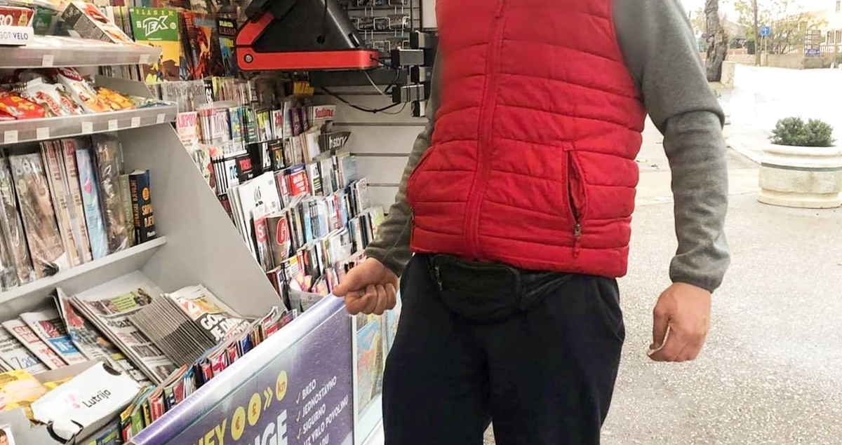 Zbog onoga što je nosio na nogama, muškarac iz Dalmacije nasmijao Fejs