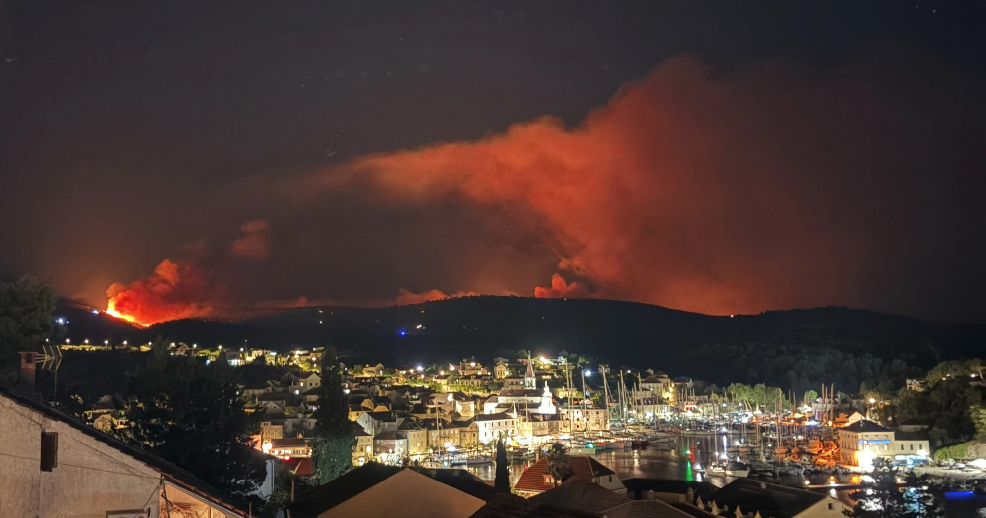 Vatra se večeras opet rasplamsala na Braču, mještani u strahu