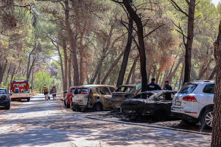 FOTO Tri auta izgorjela u kompleksu hotela kod Trogira