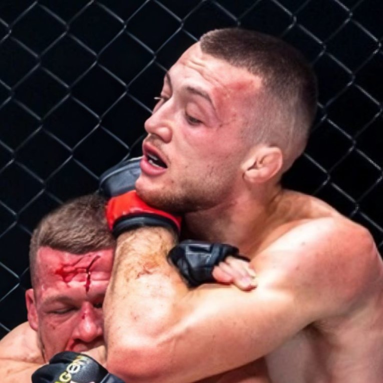 VIDEO Mladi MMA borac srpskih korijena ekspresno izdominirao protivnika