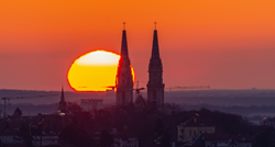 FOTO Domaći fotograf snimio izlazak sunca iza zagrebačke katedrale, prizor je divan