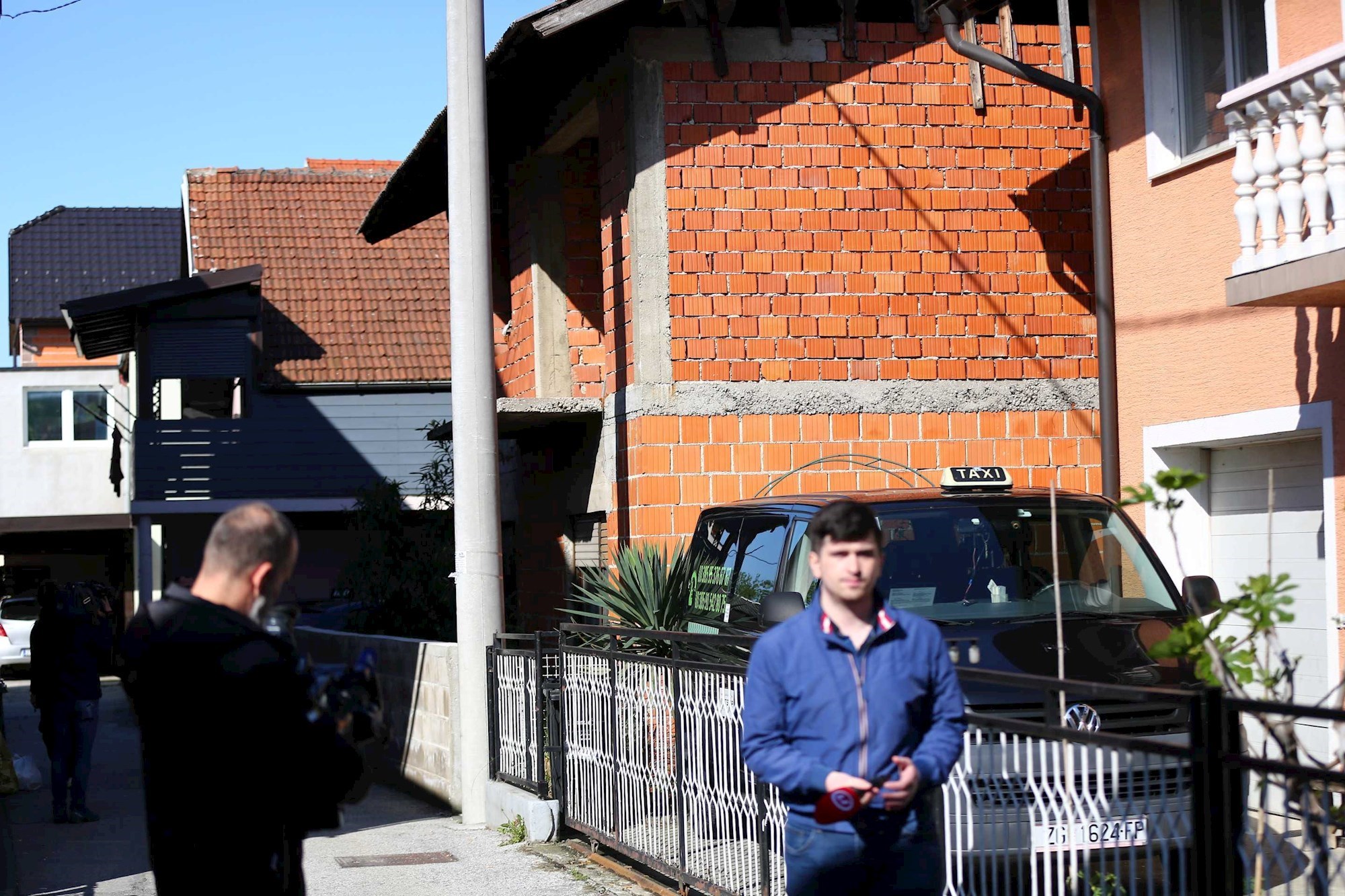 Usred noći grunula eksplozija u Dubravi. Bačena bomba na dvorište, oštećena dva auta