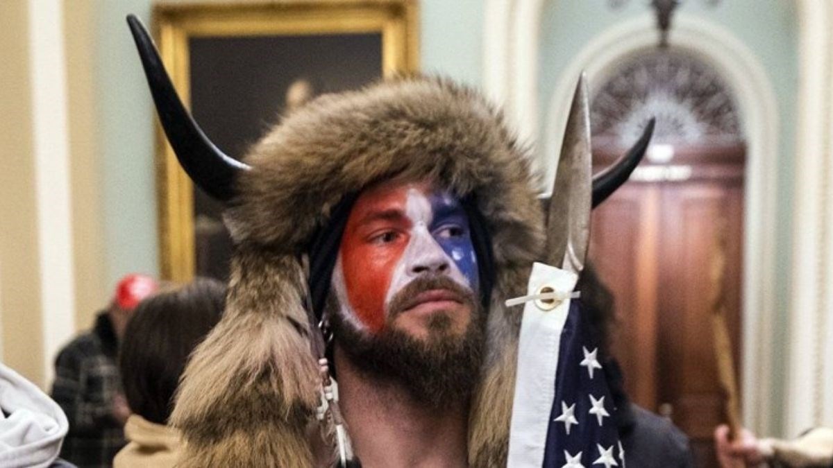 Počela uhićenja zbog kaosa u Kongresu, među prvim uhićenima tip s rogovima