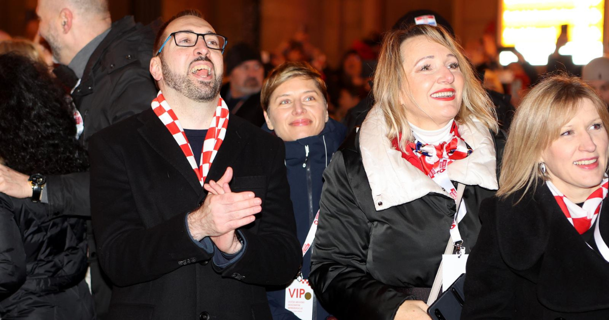 Tomislav Tomašević dočekao Vatrene na Trgu, odjenuo navijački šal