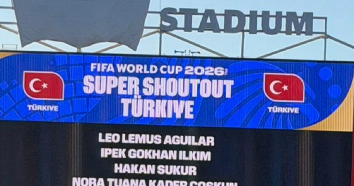 Hakan Sukur na semaforu na utakmici Turske. Legendu je vladar protjerao iz zemlje
