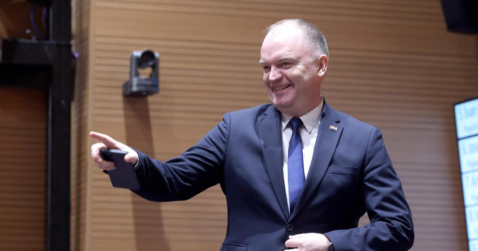 Tko normalan rađanje djeteta može povezati s puškom i vojskom?