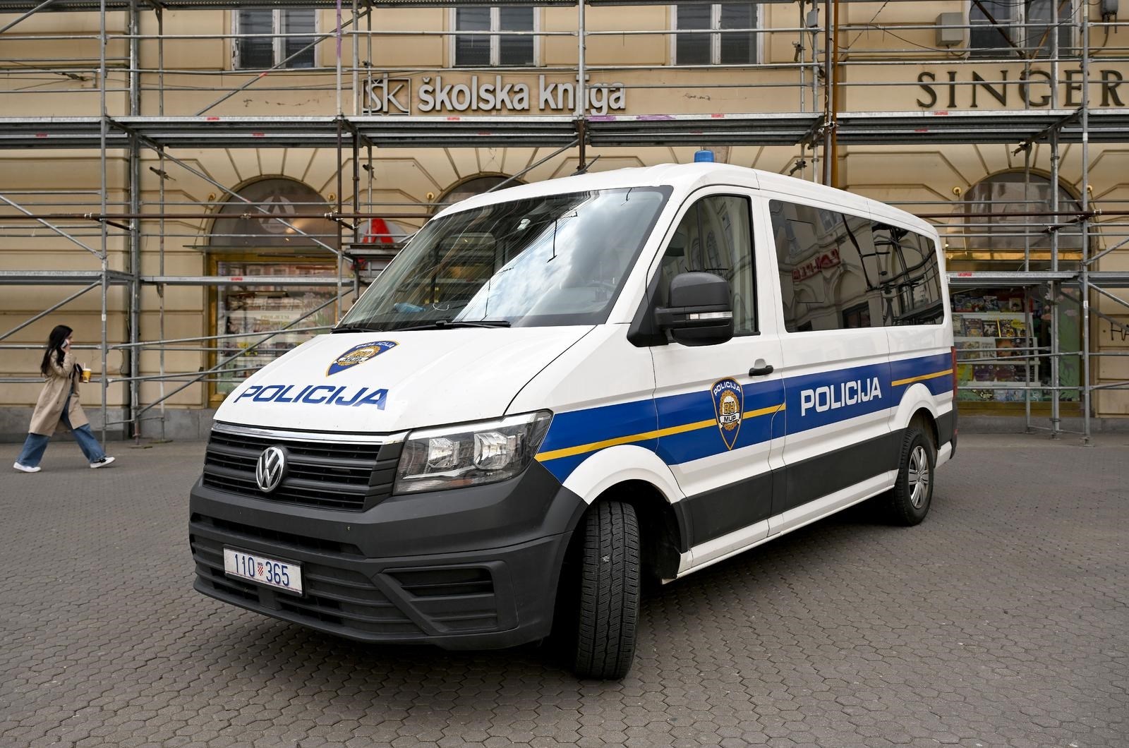 Žena krala na Trgu bana Jelačića u Zagrebu, odgurnula zaštitara dok ju je hvatao