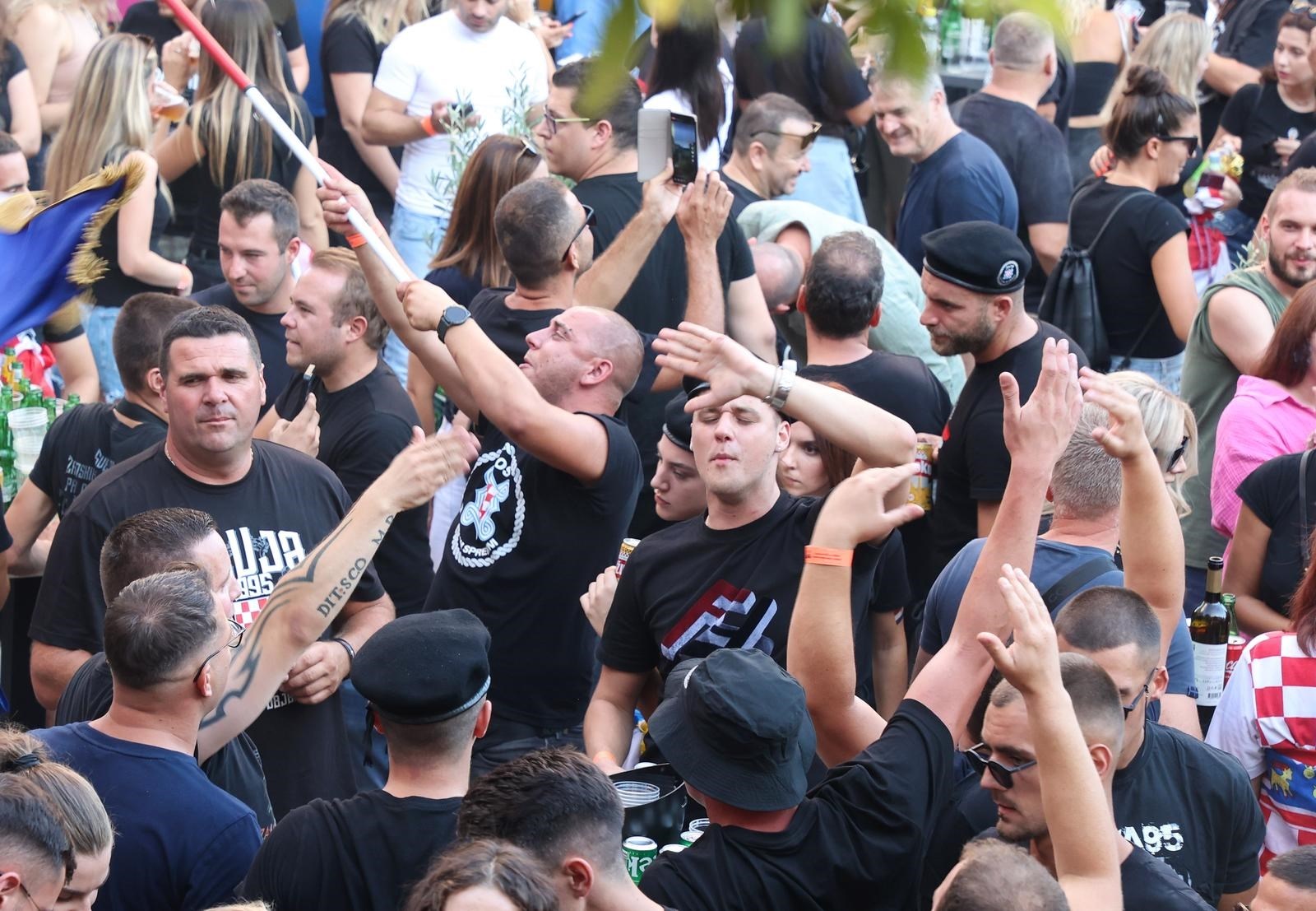 Policija otkrila tko je u Imotskom pustio Juru i Bobana i ogrnuo kip Ujevića ZDS-om