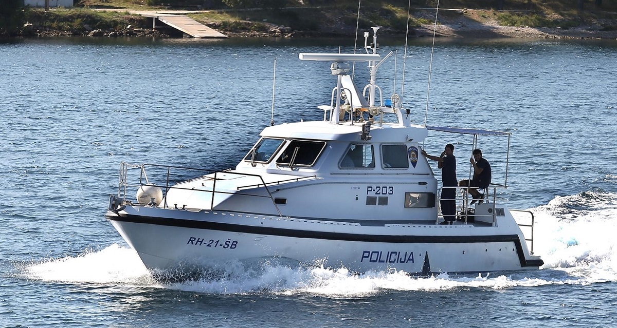 Ribar se nasukao kod Cresa. Ispalio signalnu raketu pa ga policija spasila