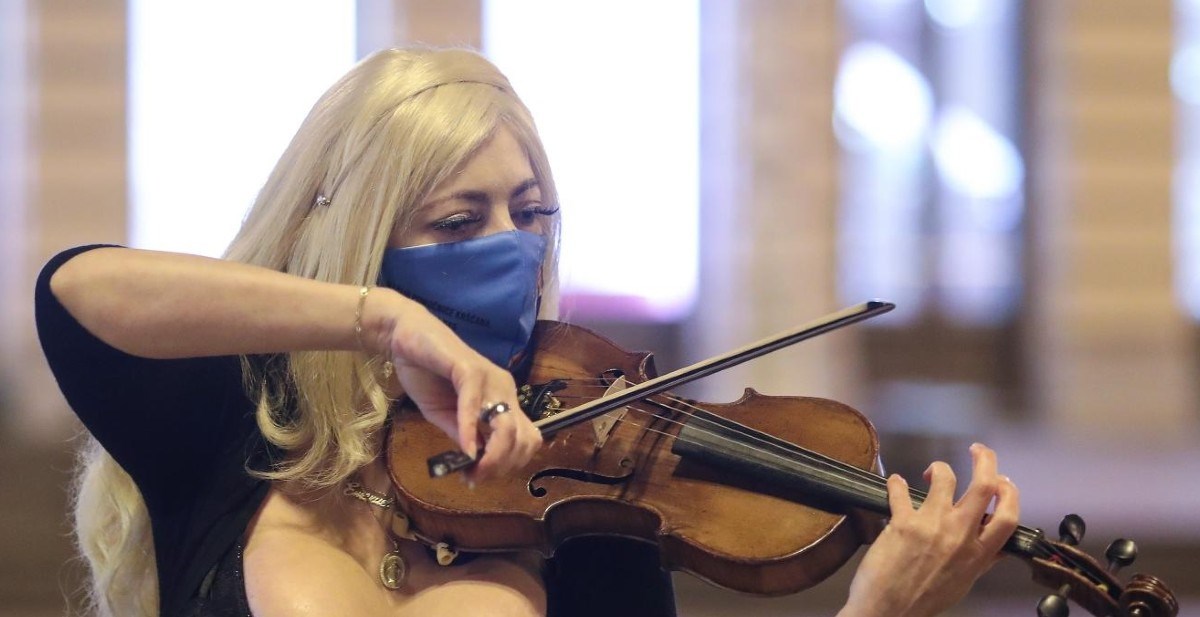 Violinistica s kršćanskom maskom svirala u centru Zagreba, pratio je suprug