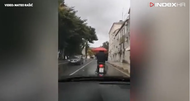 Nastao trend u Trogiru? Snimka s ceste u Dalmaciji nasmijala Facebook