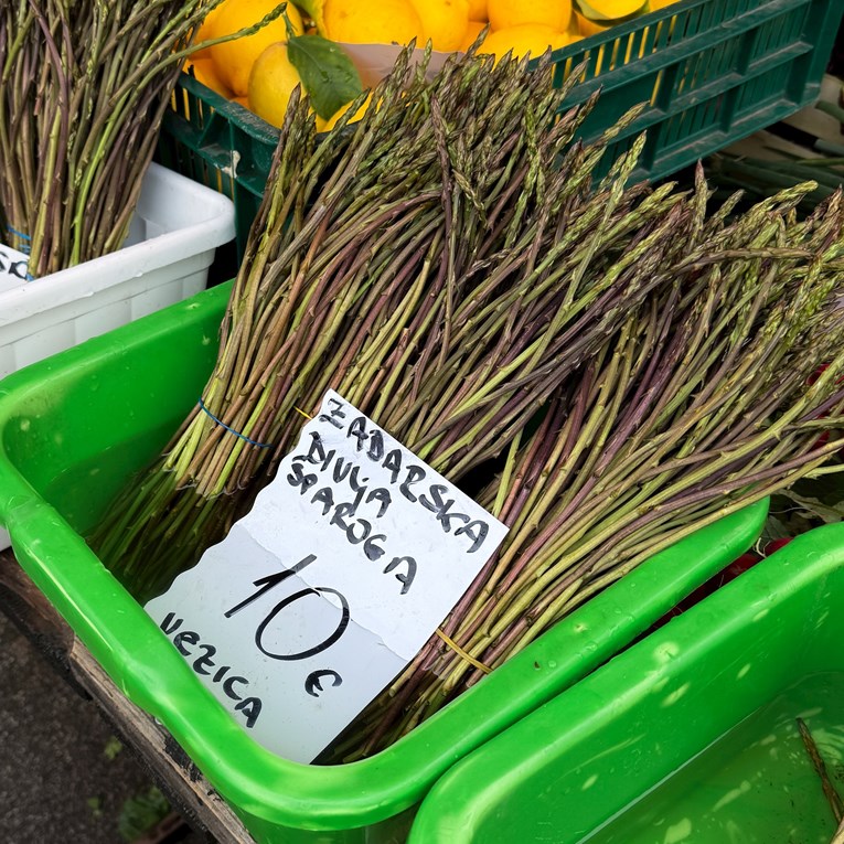 Kad je vidjela cijene na tržnici, podijelila šparoge šibenskim umirovljenicima