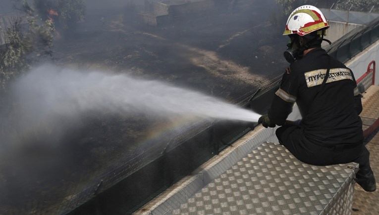 U Grčkoj i dalje bjesne požari. Izgorjelo dvadesetak kuća, osam osoba ozlijeđeno