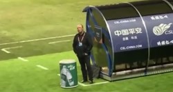 Benitez za vrijeme utakmice stao pored klupe i okrenuo leđa svojoj momčadi