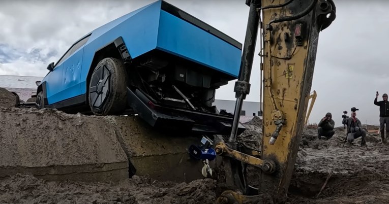 VIDEO Cybertruck se raspao nakon testa, pogledajte kako je prošao stari kamionet