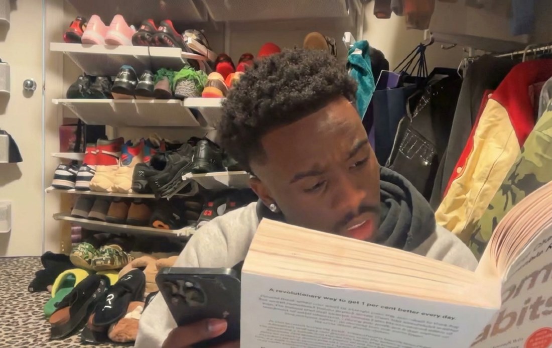 Popularnog streamera sprdaju jer čita kako bi poboljšao govor, fanovi ga brane