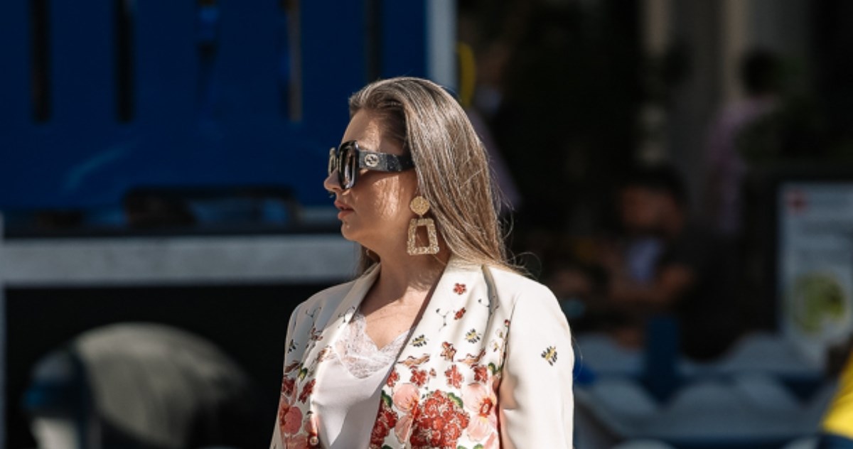 Ova gospođa sa špice odlično prkosi godinama i sezoni u smjelom cvjetnom odijelu