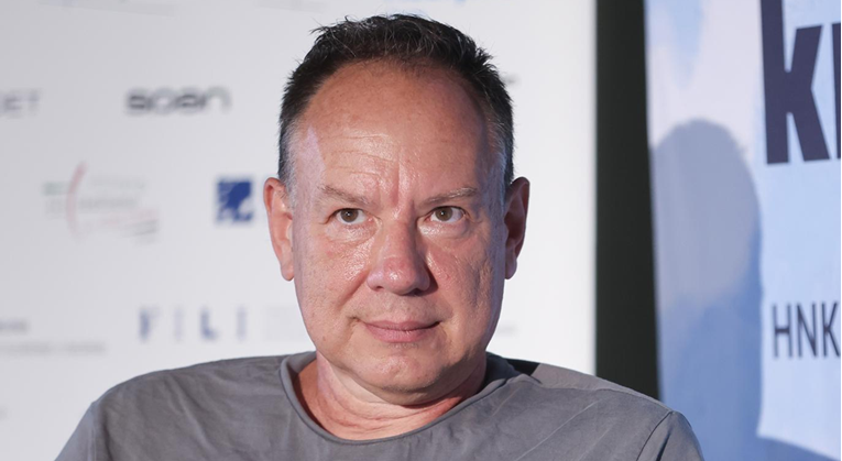 PEN centar: Zgroženi smo porukom ispisanom na zgradi u kojoj stanuje Jurica Pavičić