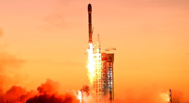 Kina lansirala satelit, moći će komunicirati i s udaljenije strane Mjeseca
